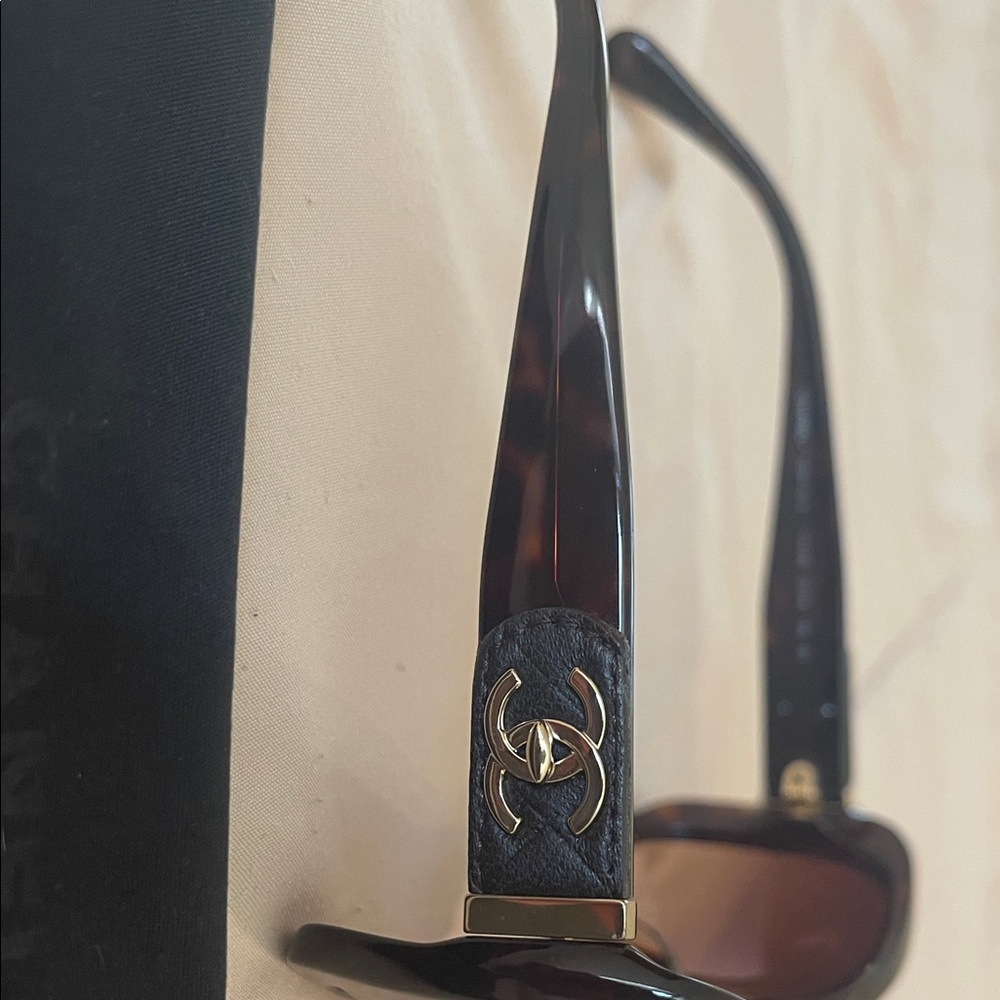 Authentic CHANEL CC Black and Brown Tortoiseshell Sunglasses with Case and Cloth - Picture 4 of 16
